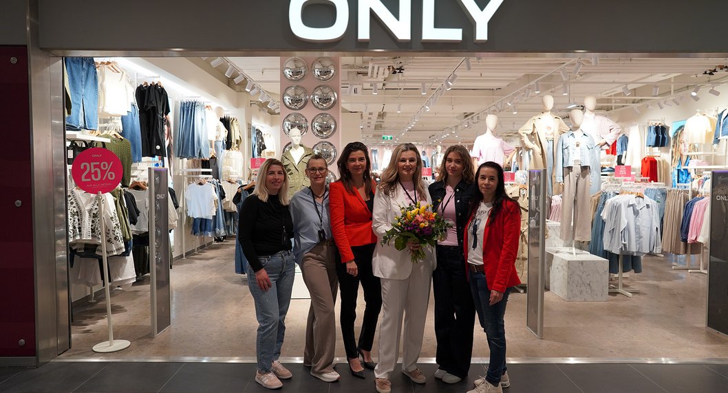 Sechs Frauen mit Blumenstrauß vor dem Only Store